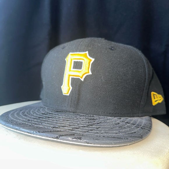 New Era Pittsburg Steelers Black and Yellow Fitted Hate with Logo 7 1/2 - Picture 1 of 5